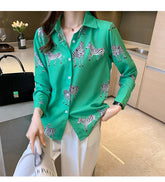 Camisa tipo blusa con cuello vuelto y estampado de cebra